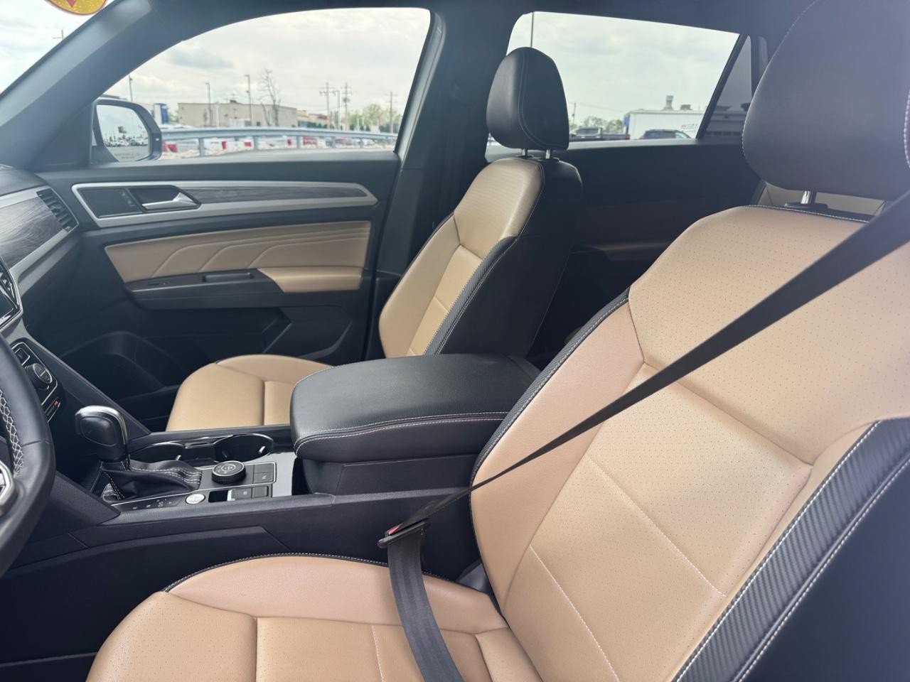 Volkswagen Atlas Cross Sport Vehicle Full-screen Gallery Image 21