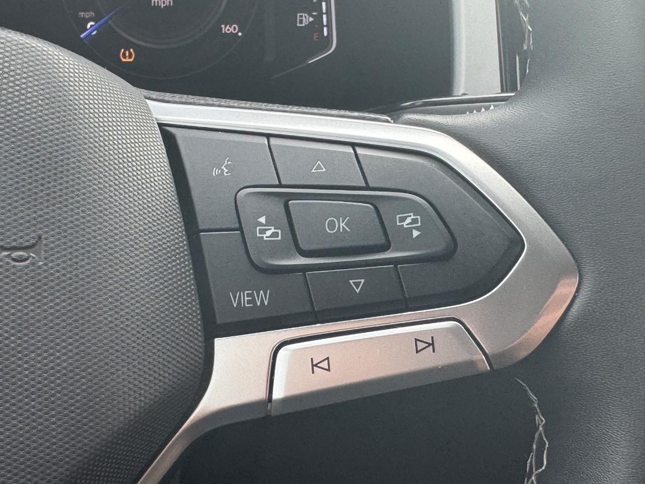 Volkswagen Atlas Cross Sport Vehicle Full-screen Gallery Image 22