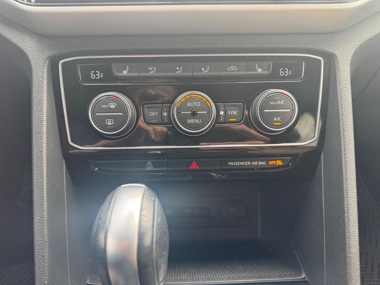 Volkswagen Atlas Cross Sport Vehicle Full-screen Gallery Image 24