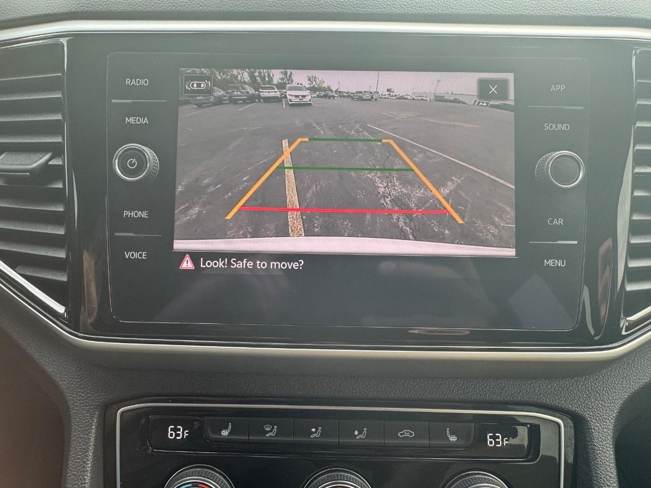 Volkswagen Atlas Cross Sport Vehicle Full-screen Gallery Image 27