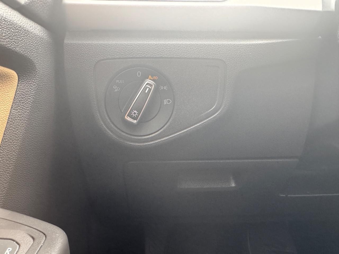 Volkswagen Atlas Cross Sport Vehicle Full-screen Gallery Image 28