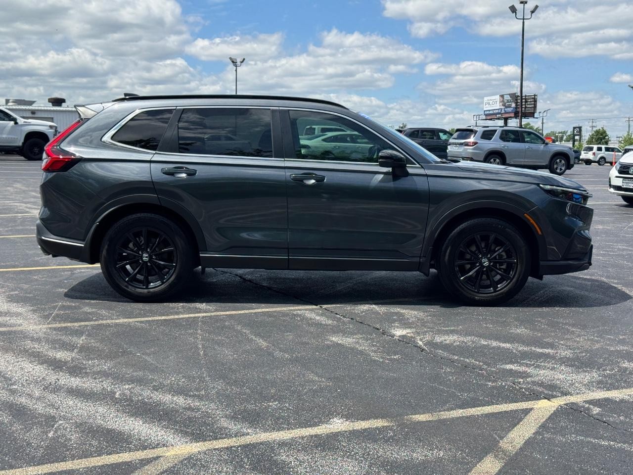 Honda CR-V Hybrid Vehicle Full-screen Gallery Image 03