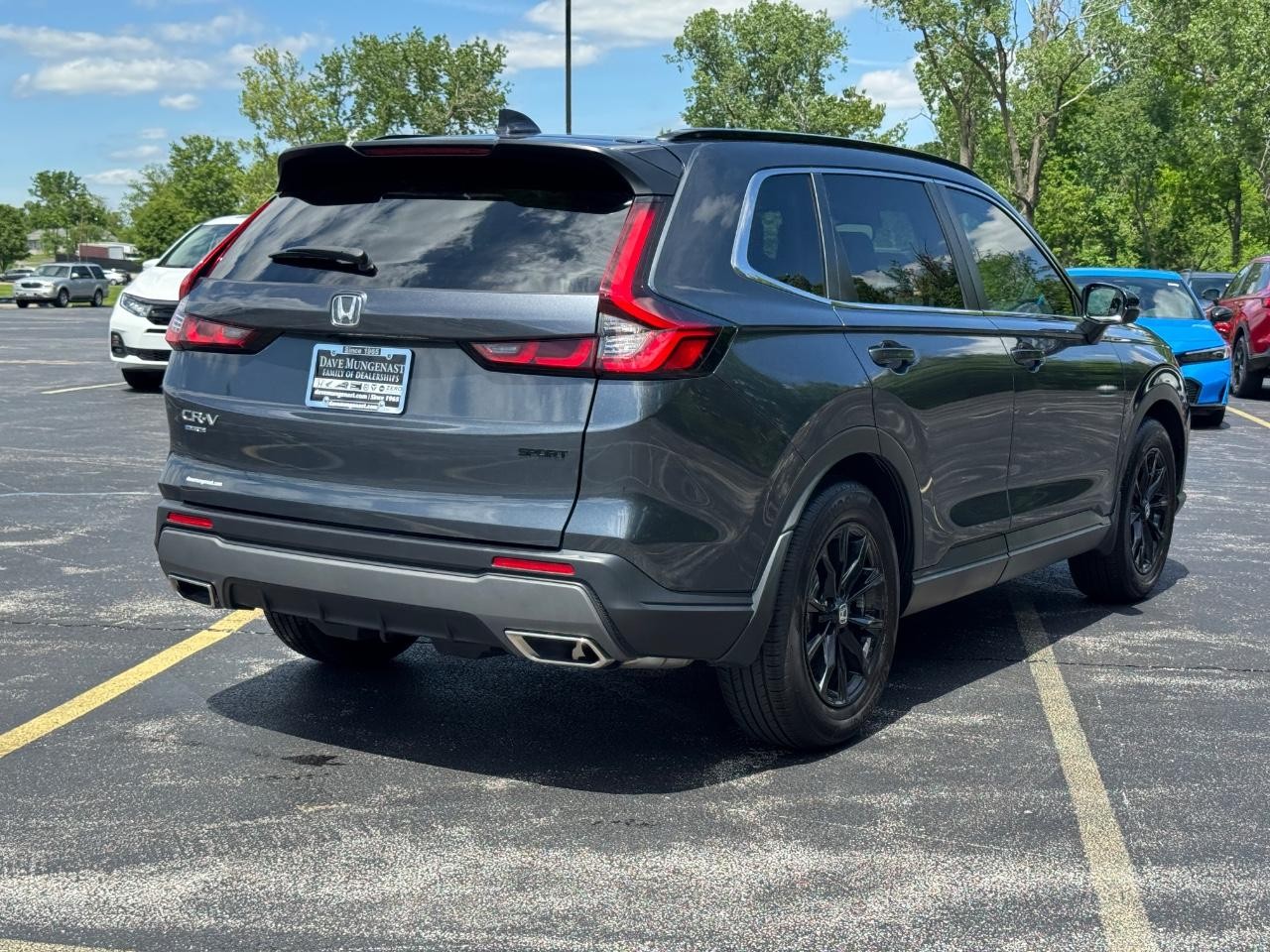 Honda CR-V Hybrid Vehicle Full-screen Gallery Image 04