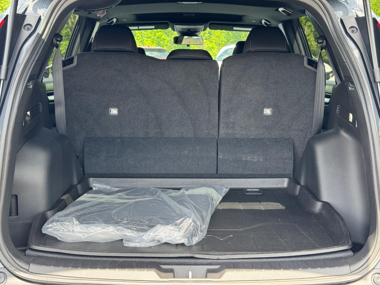 Honda CR-V Hybrid Vehicle Full-screen Gallery Image 05