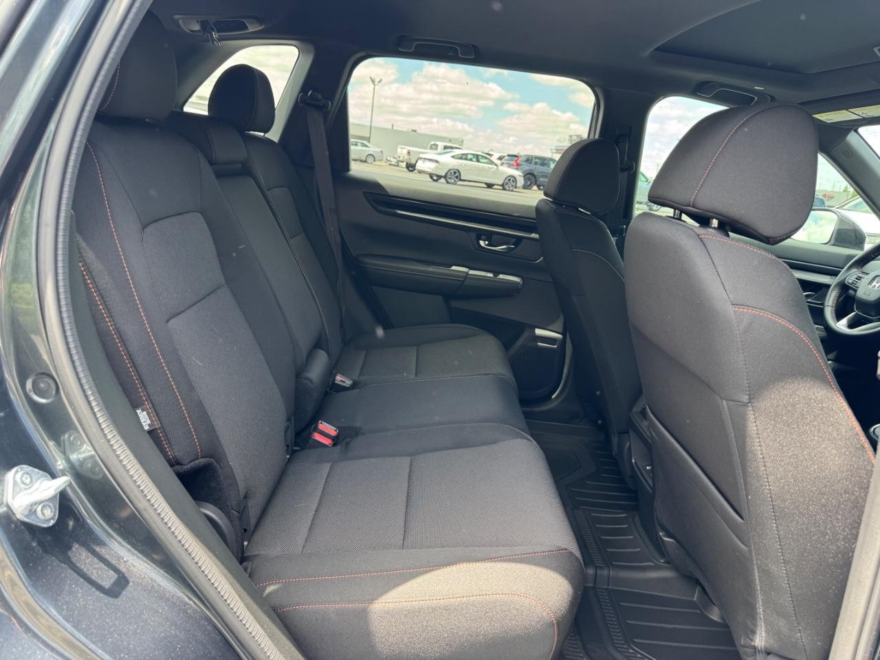 Honda CR-V Hybrid Vehicle Full-screen Gallery Image 11