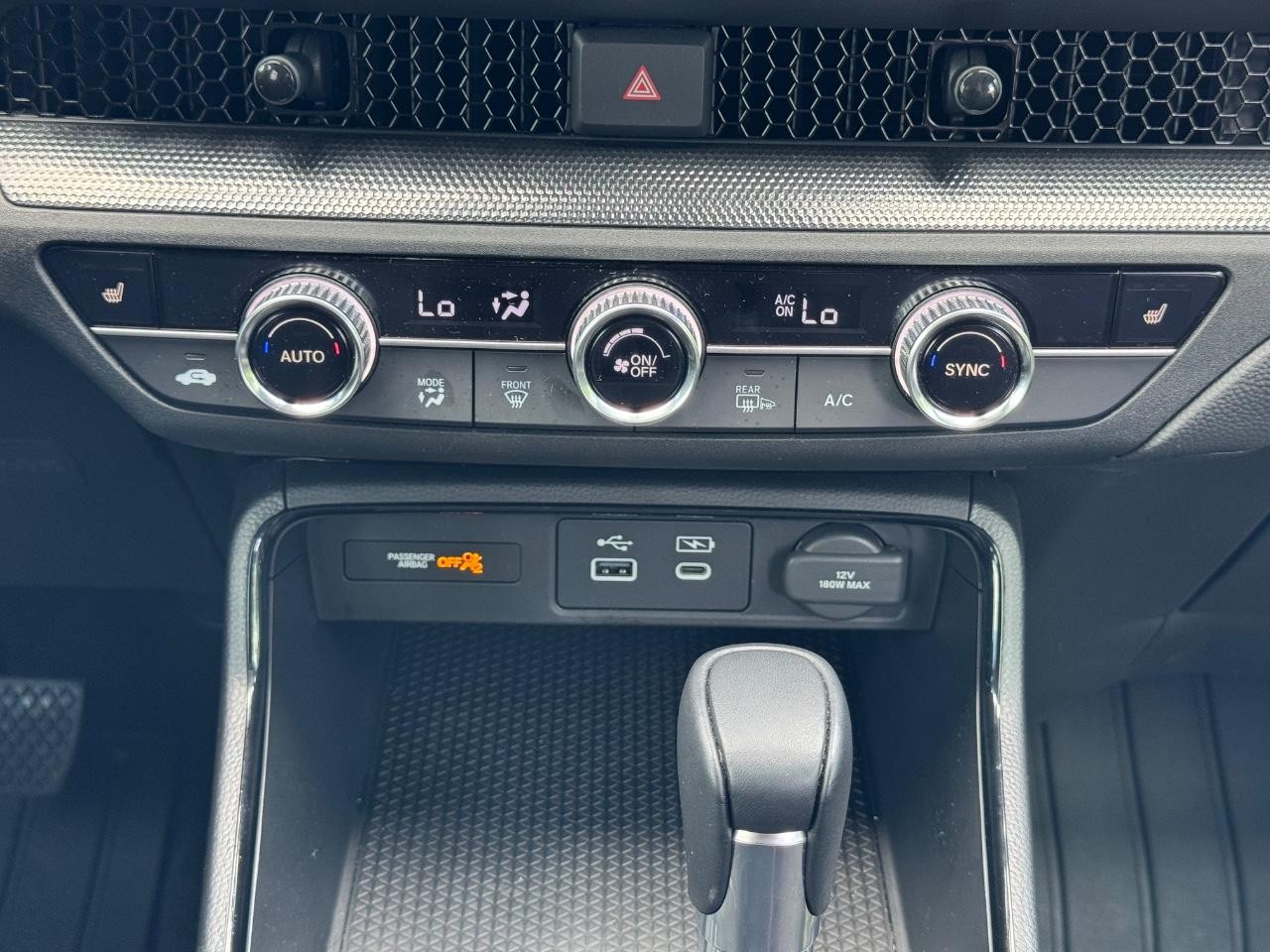 Honda CR-V Hybrid Vehicle Full-screen Gallery Image 15