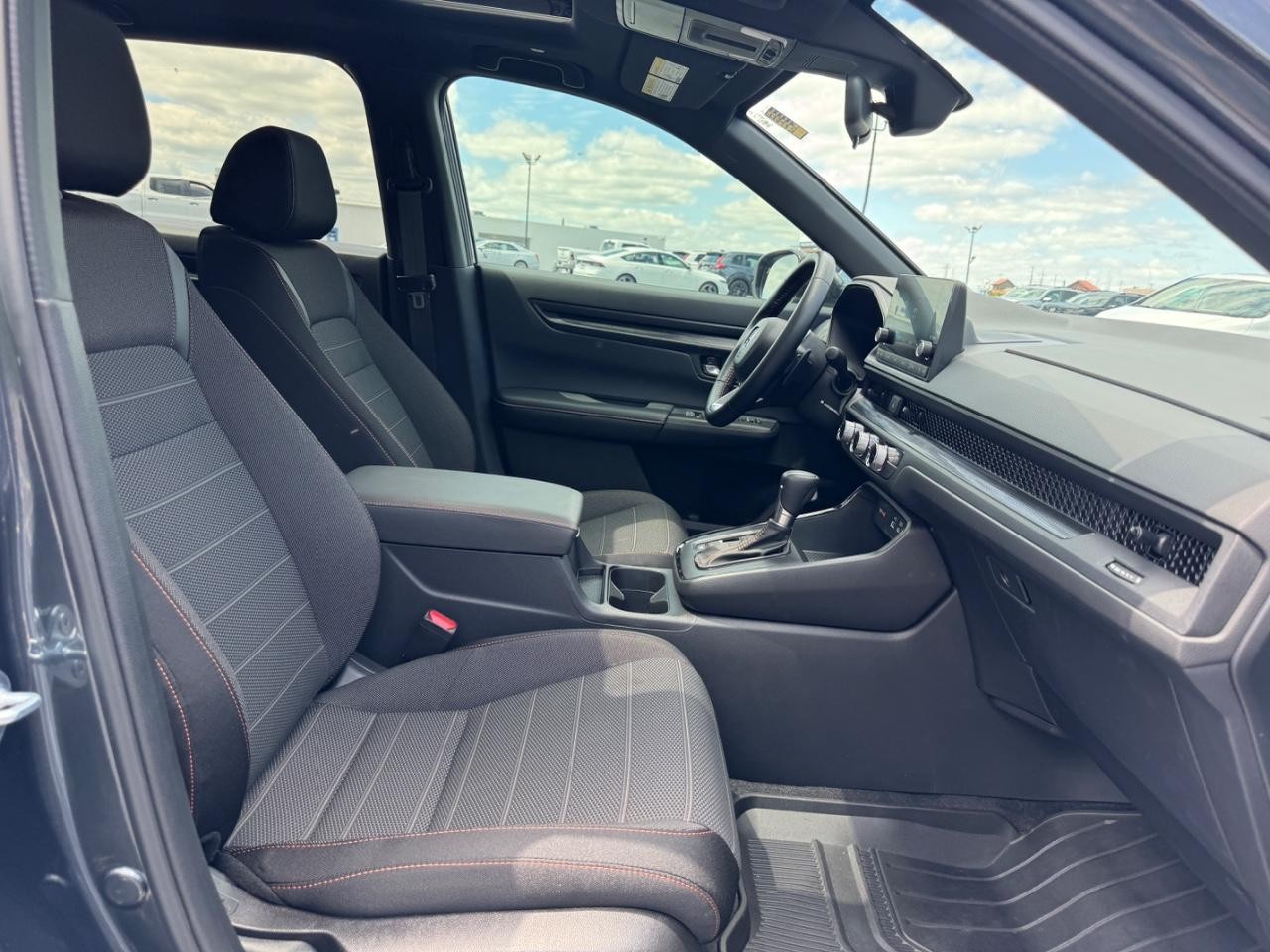 Honda CR-V Hybrid Vehicle Full-screen Gallery Image 18