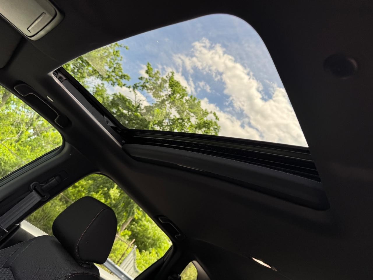 Honda CR-V Hybrid Vehicle Full-screen Gallery Image 20