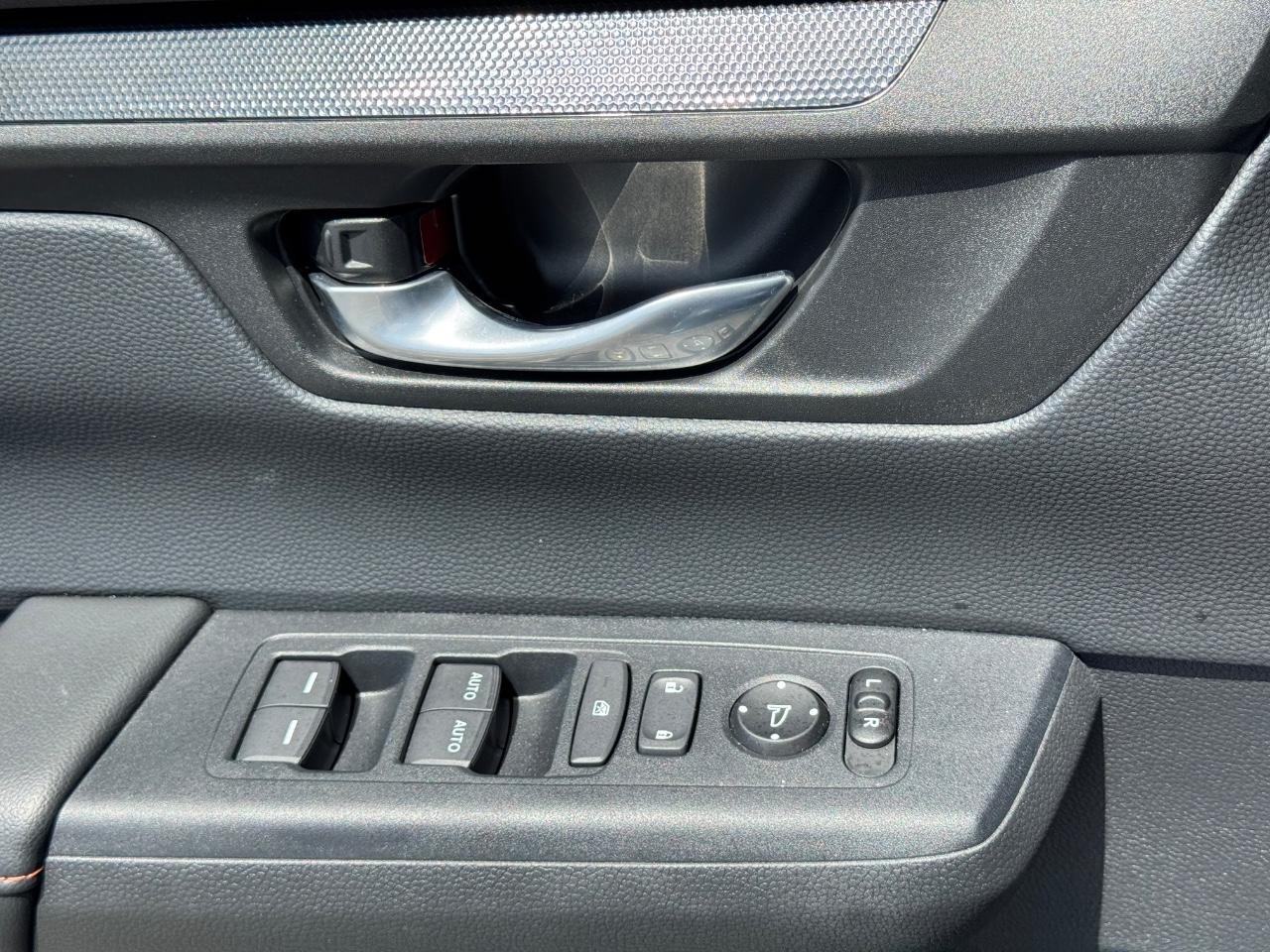 Honda CR-V Hybrid Vehicle Full-screen Gallery Image 26