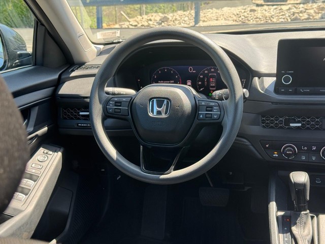 Honda Accord Sedan Vehicle Full-screen Gallery Image 15