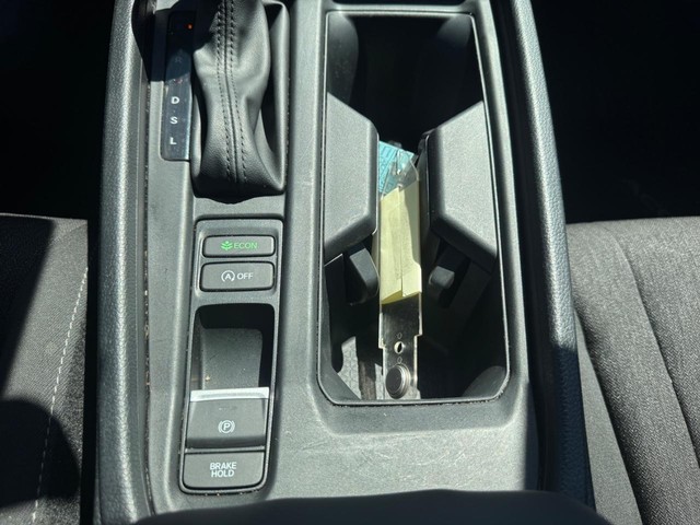 Honda Accord Sedan Vehicle Full-screen Gallery Image 28