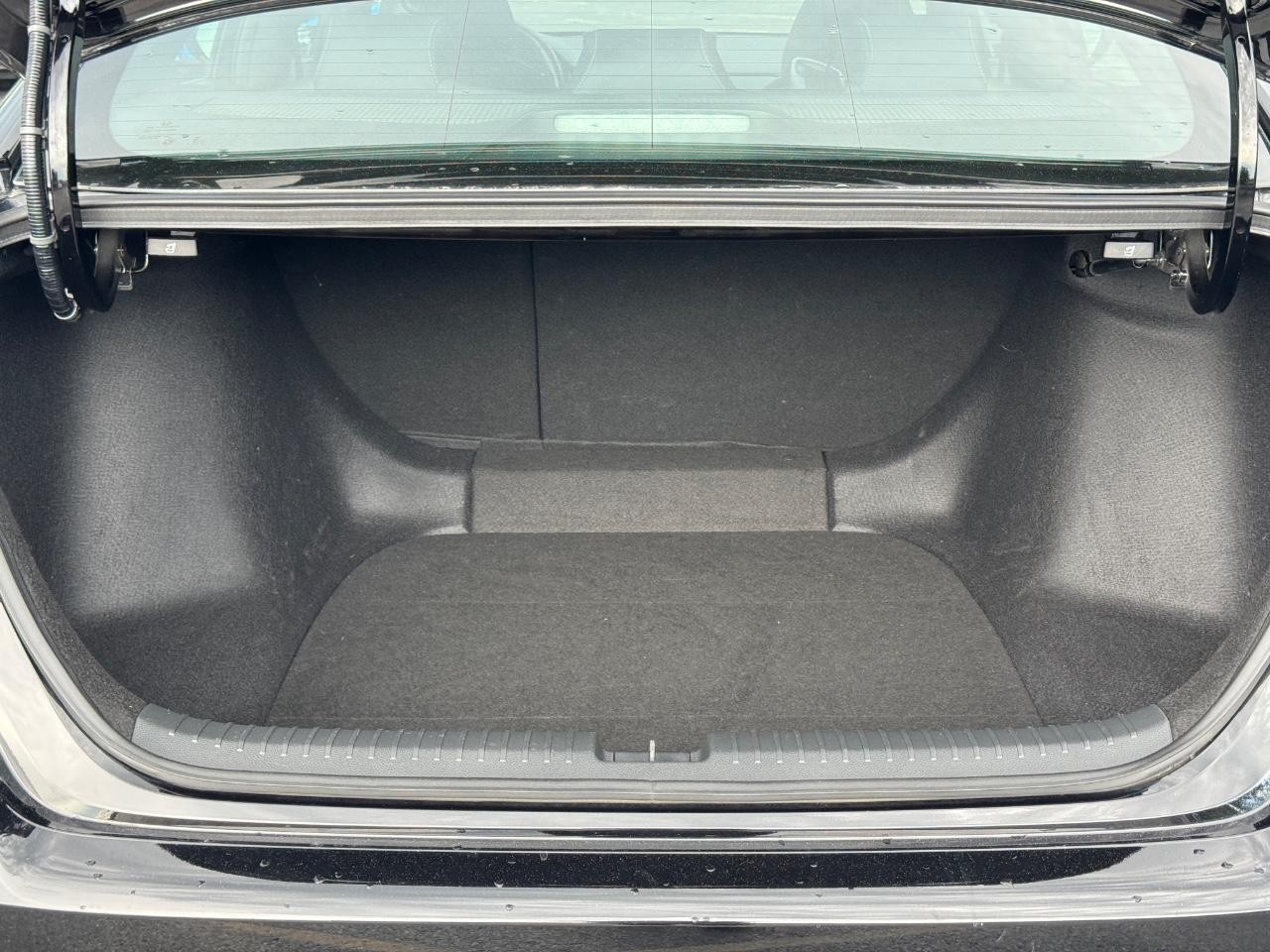 Honda Accord Hybrid Vehicle Full-screen Gallery Image 05