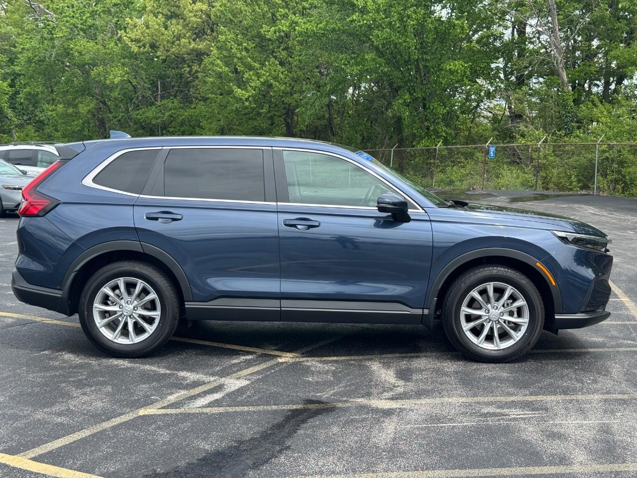 Honda CR-V Vehicle Full-screen Gallery Image 03