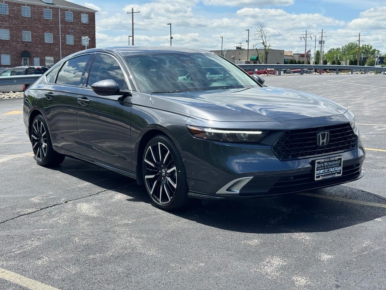 Honda Accord Hybrid Vehicle Full-screen Gallery Image 02