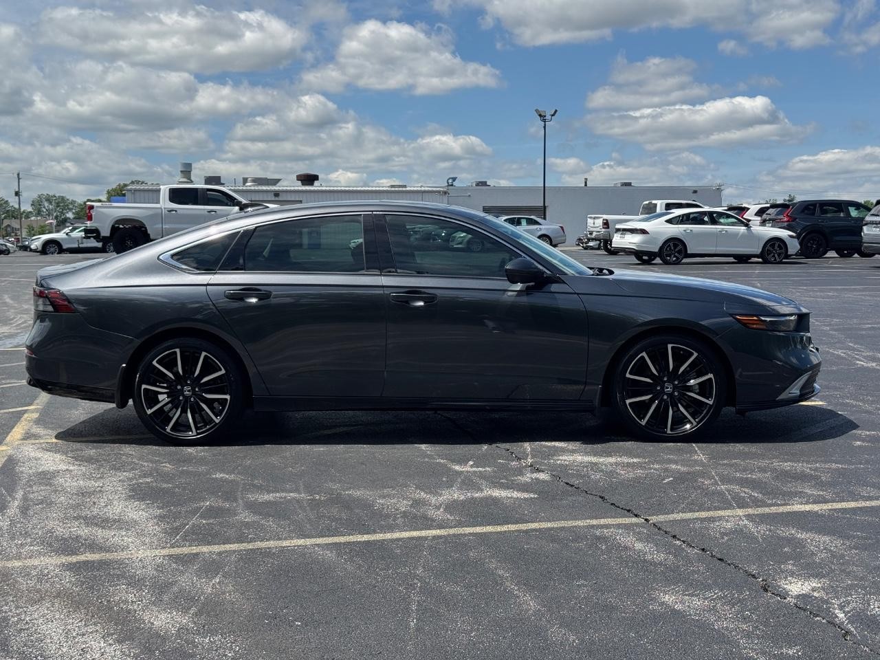 Honda Accord Hybrid Vehicle Full-screen Gallery Image 03