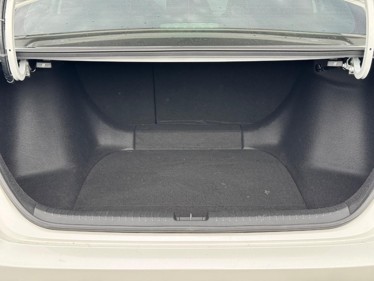 Honda Accord Hybrid Vehicle Full-screen Gallery Image 05