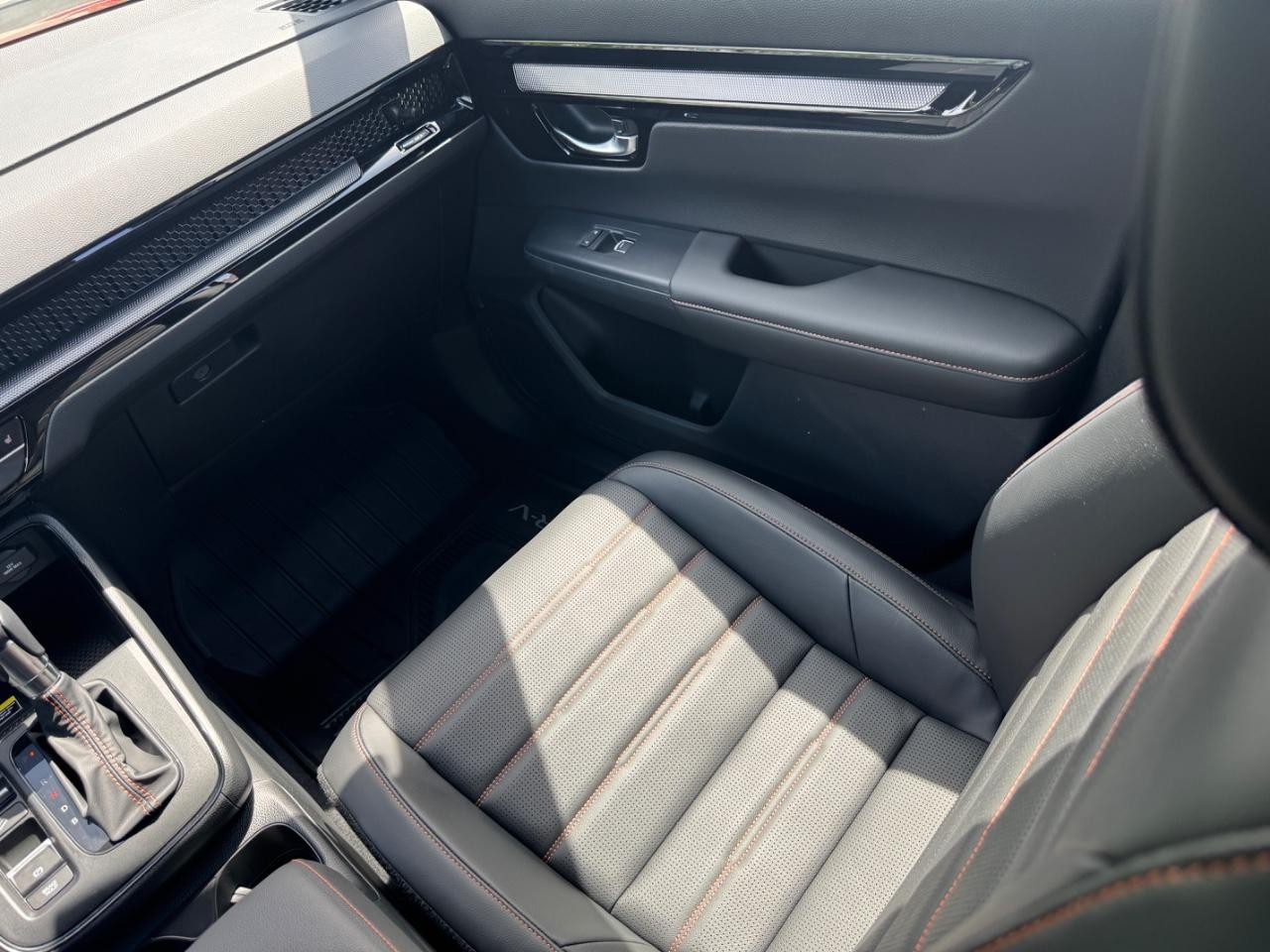 Honda CR-V Hybrid Vehicle Full-screen Gallery Image 15