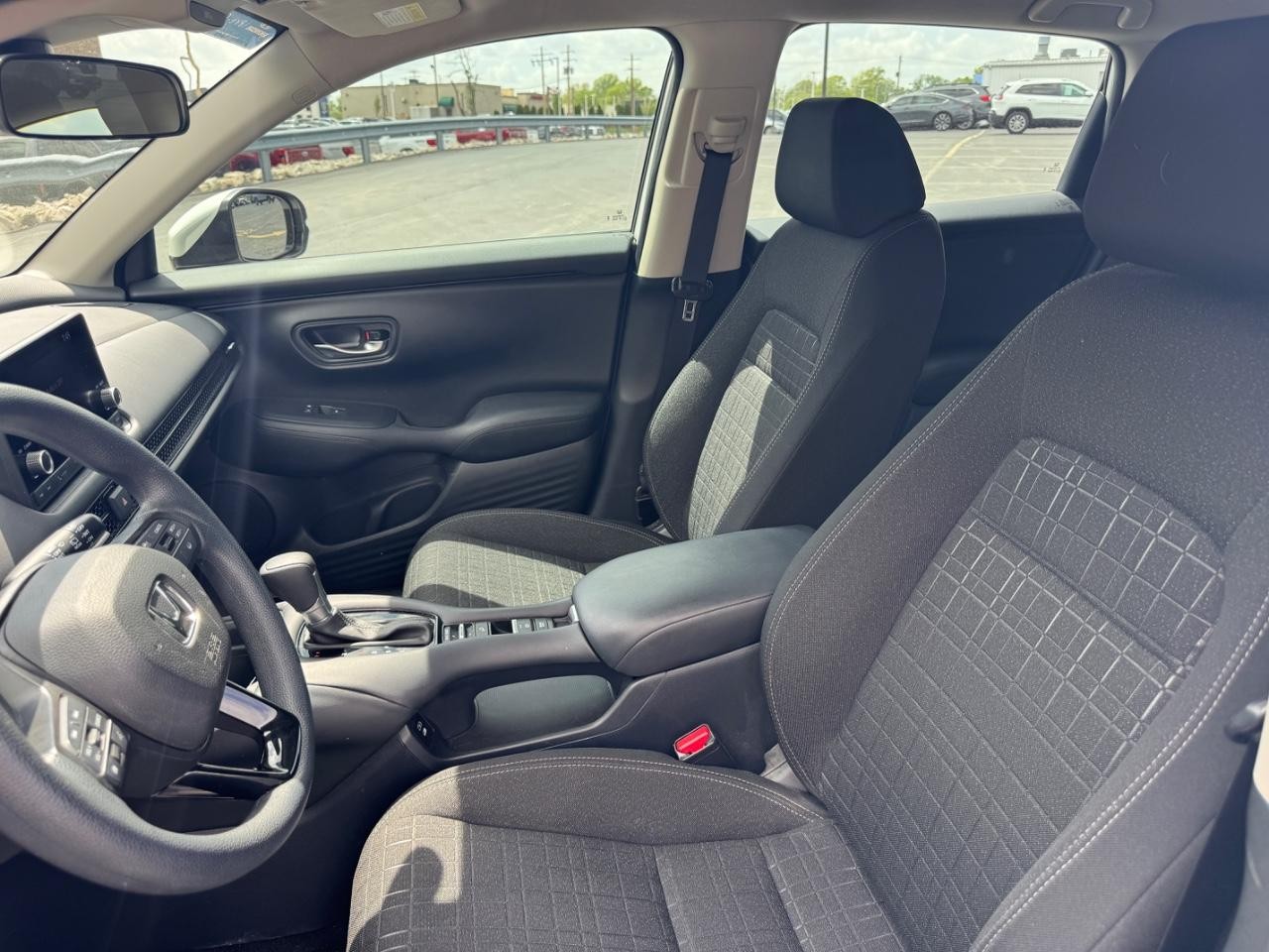 Honda HR-V Vehicle Full-screen Gallery Image 18