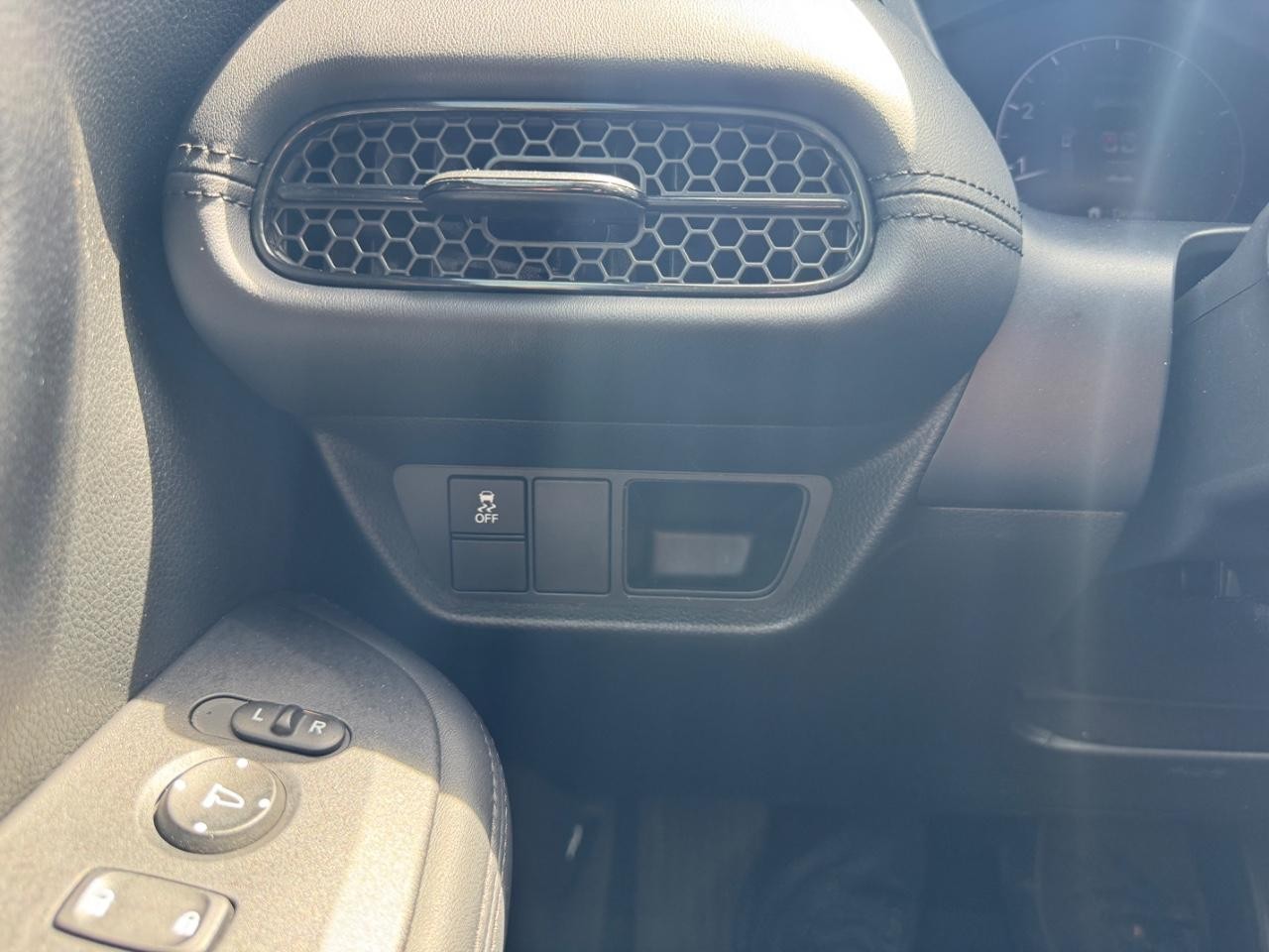 Honda HR-V Vehicle Full-screen Gallery Image 25