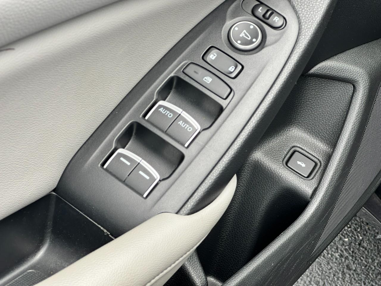 Honda Accord Sedan Vehicle Full-screen Gallery Image 16