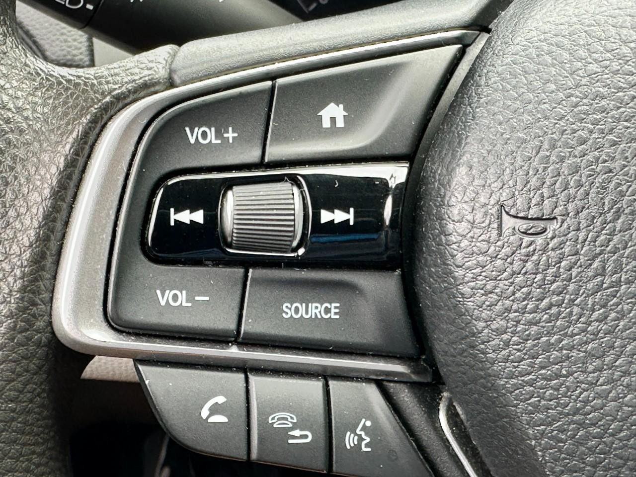 Honda Accord Sedan Vehicle Full-screen Gallery Image 18