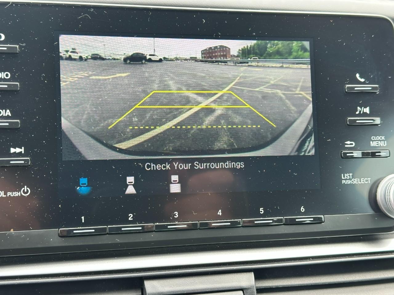 Honda Accord Sedan Vehicle Full-screen Gallery Image 21