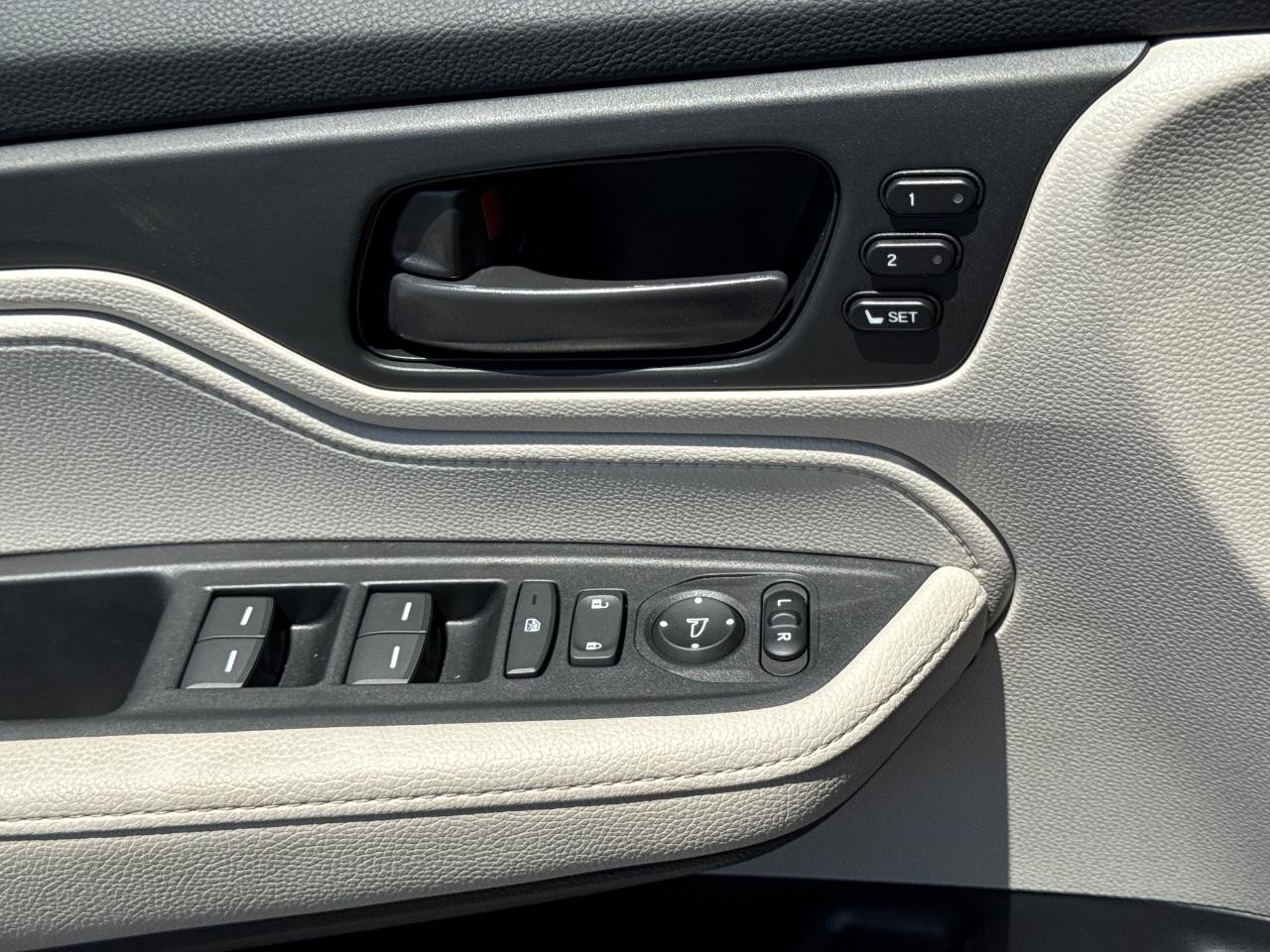 Honda Odyssey Vehicle Full-screen Gallery Image 26