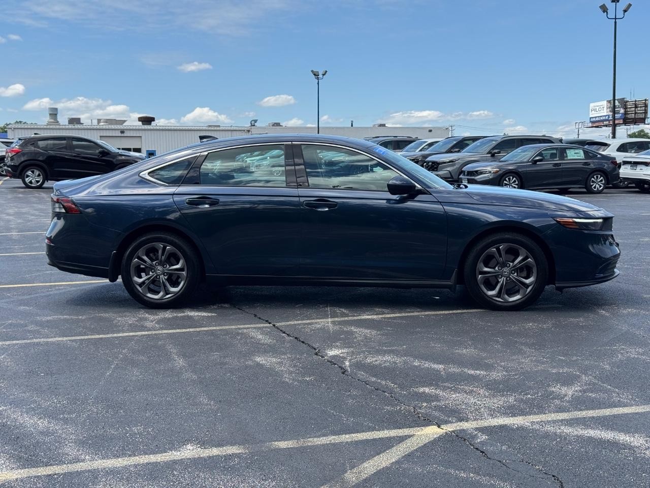 Honda Accord Sedan Vehicle Full-screen Gallery Image 03