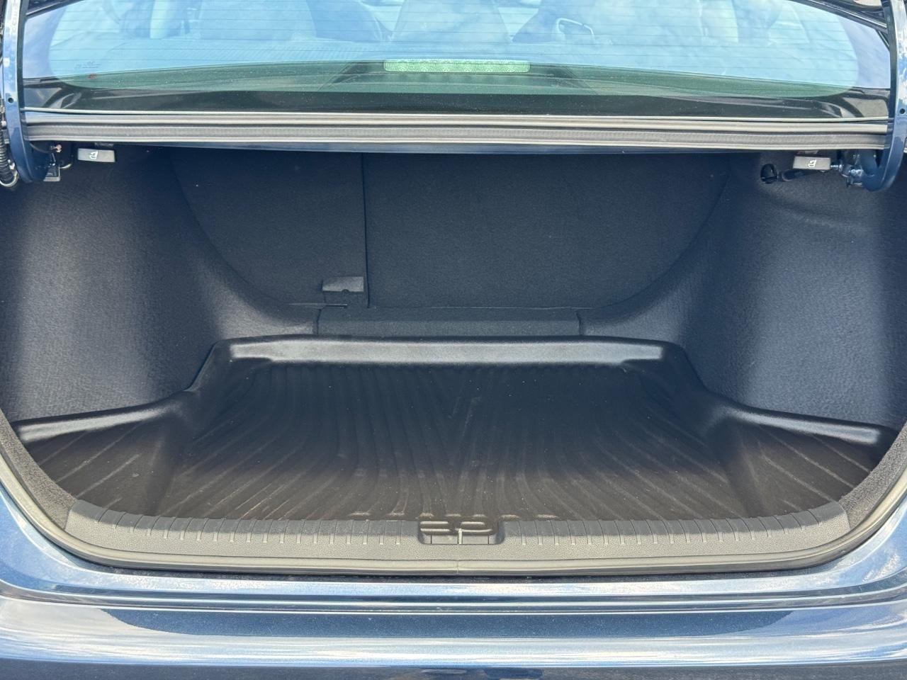 Honda Accord Sedan Vehicle Full-screen Gallery Image 05