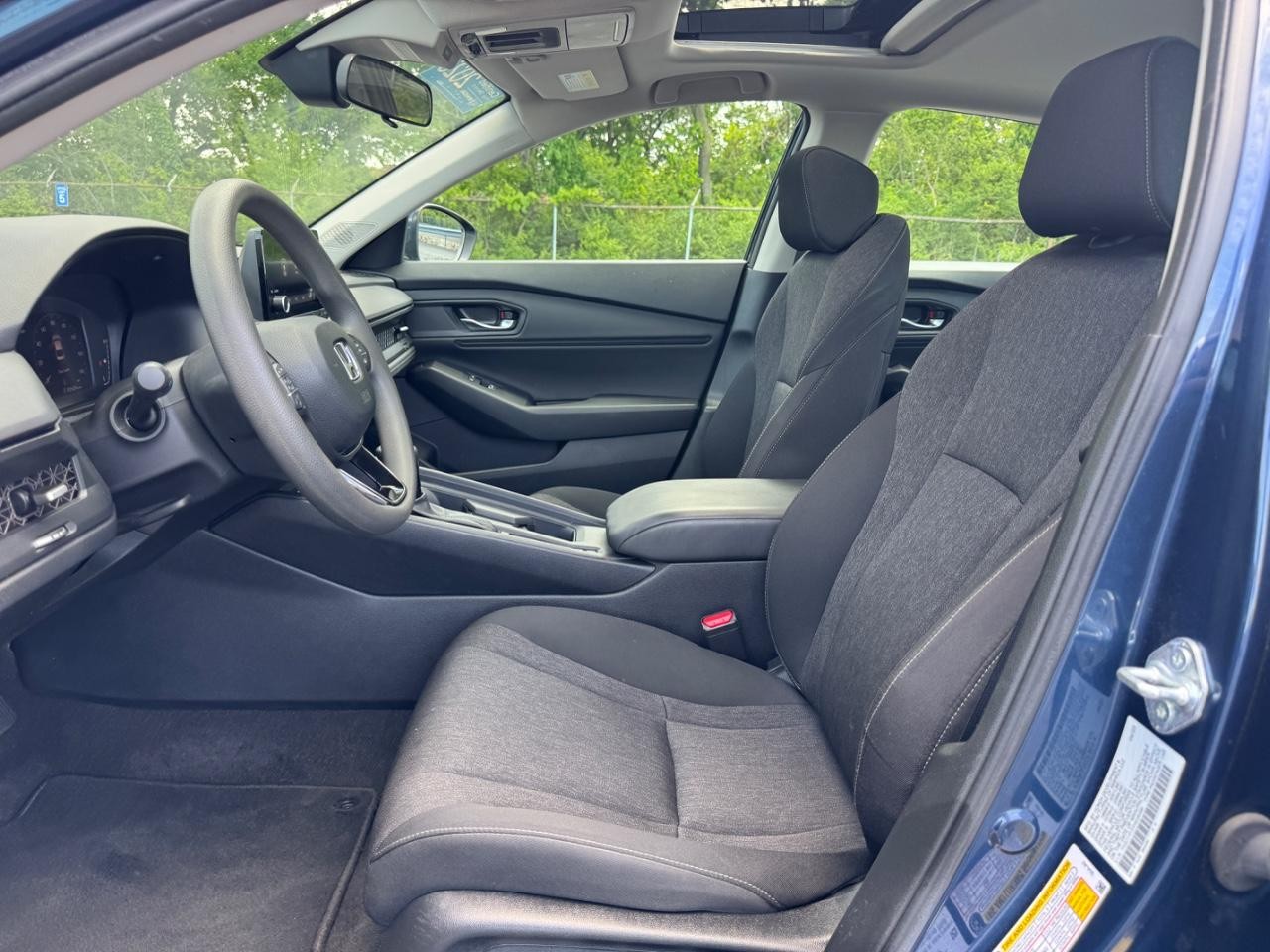 Honda Accord Sedan Vehicle Full-screen Gallery Image 18
