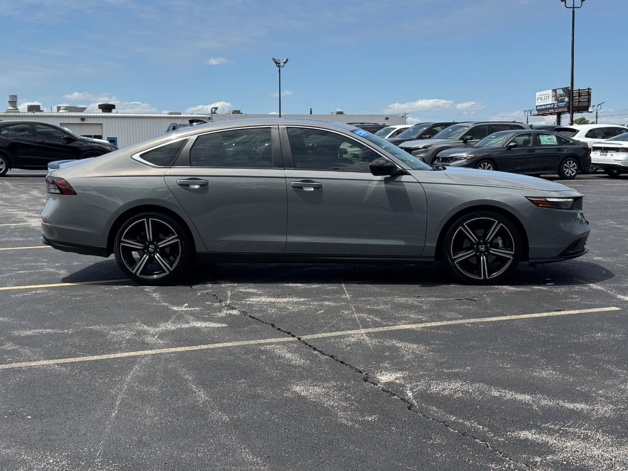 Honda Accord Hybrid Vehicle Full-screen Gallery Image 03