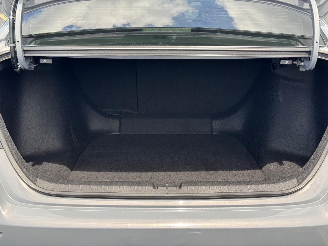 Honda Accord Hybrid Vehicle Full-screen Gallery Image 05