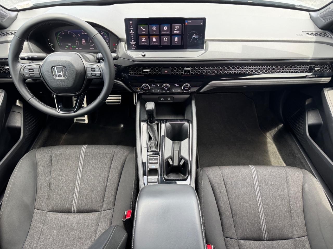 Honda Accord Hybrid Vehicle Full-screen Gallery Image 12