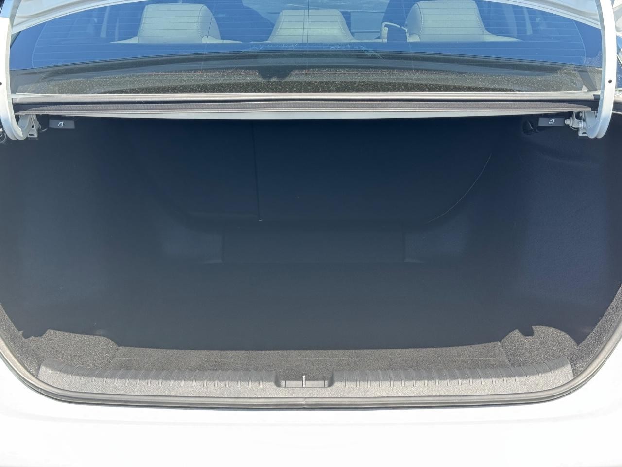 Honda Accord Hybrid Vehicle Full-screen Gallery Image 05
