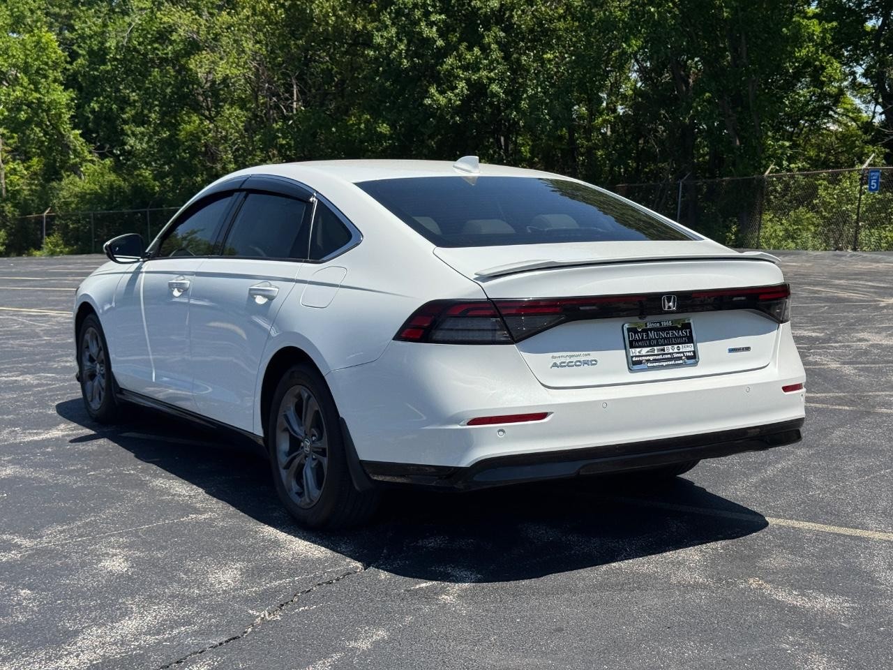 Honda Accord Hybrid Vehicle Full-screen Gallery Image 07