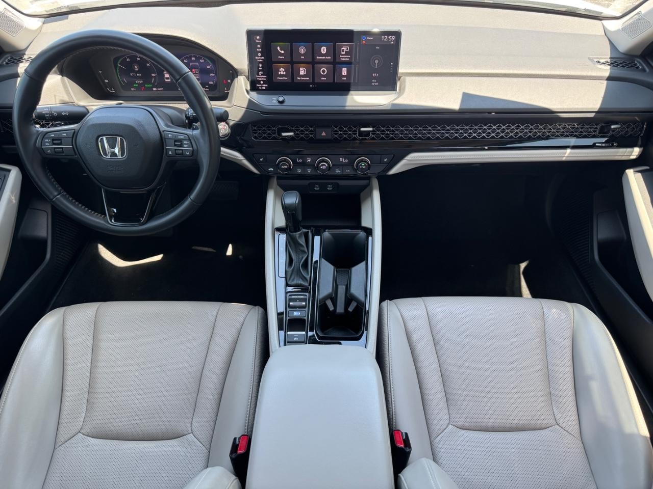 Honda Accord Hybrid Vehicle Full-screen Gallery Image 12