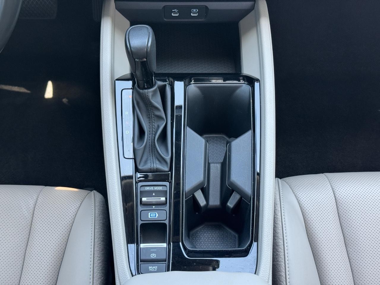 Honda Accord Hybrid Vehicle Full-screen Gallery Image 16