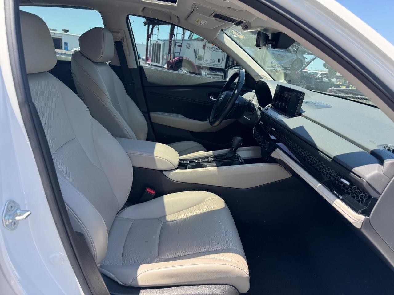 Honda Accord Hybrid Vehicle Full-screen Gallery Image 18