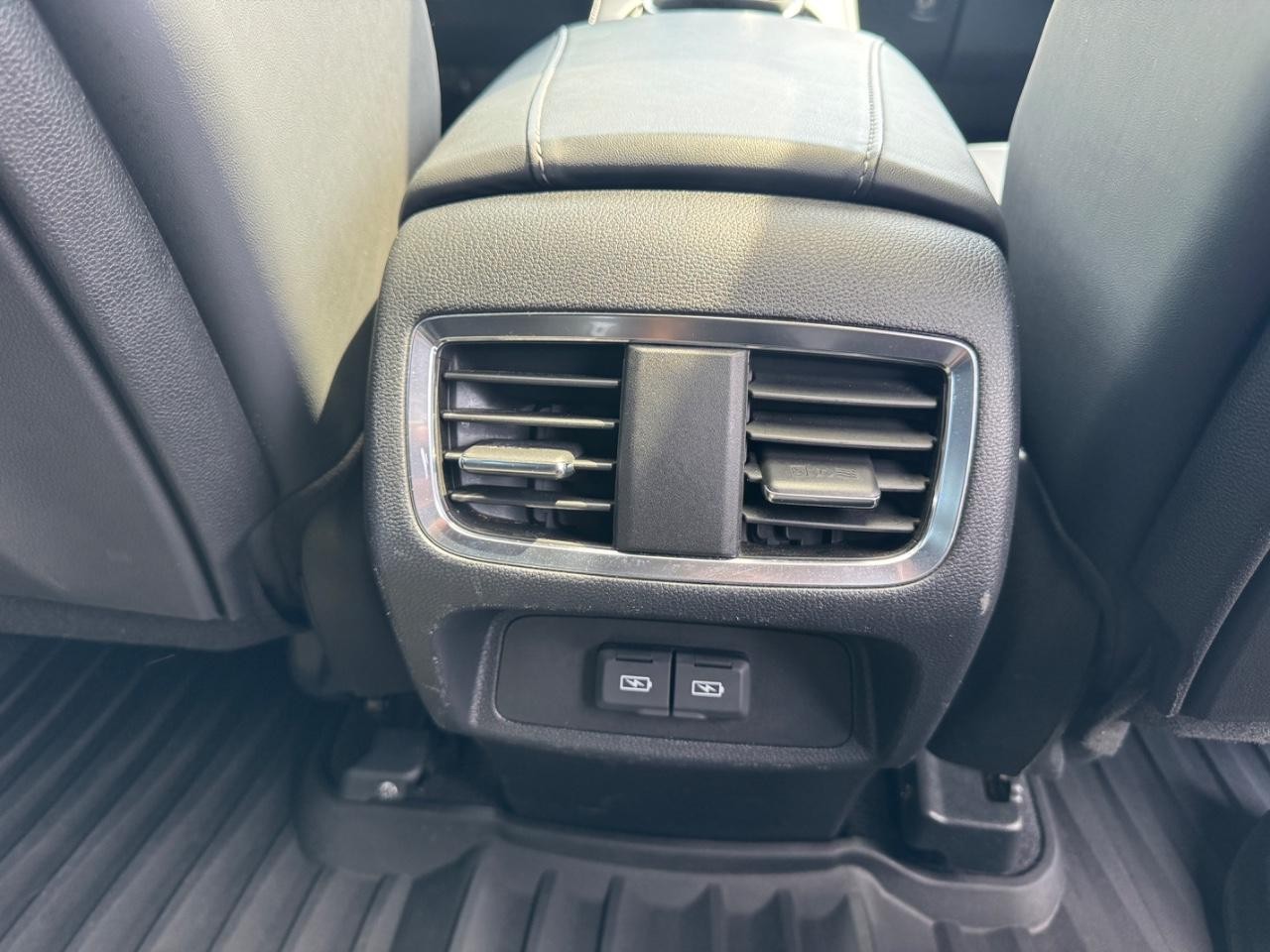 Acura RDX Vehicle Full-screen Gallery Image 19