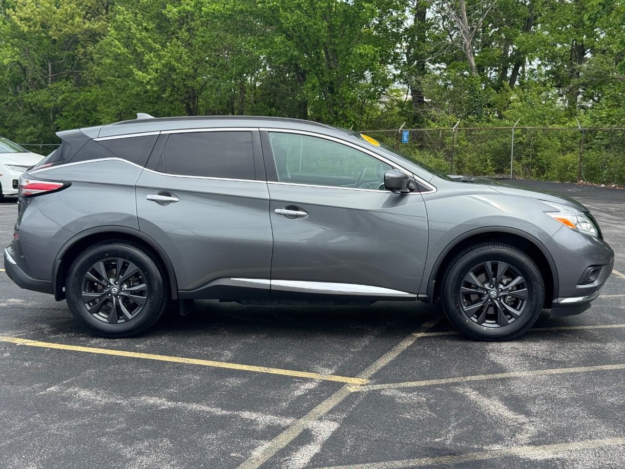 Nissan Murano Vehicle Full-screen Gallery Image 02