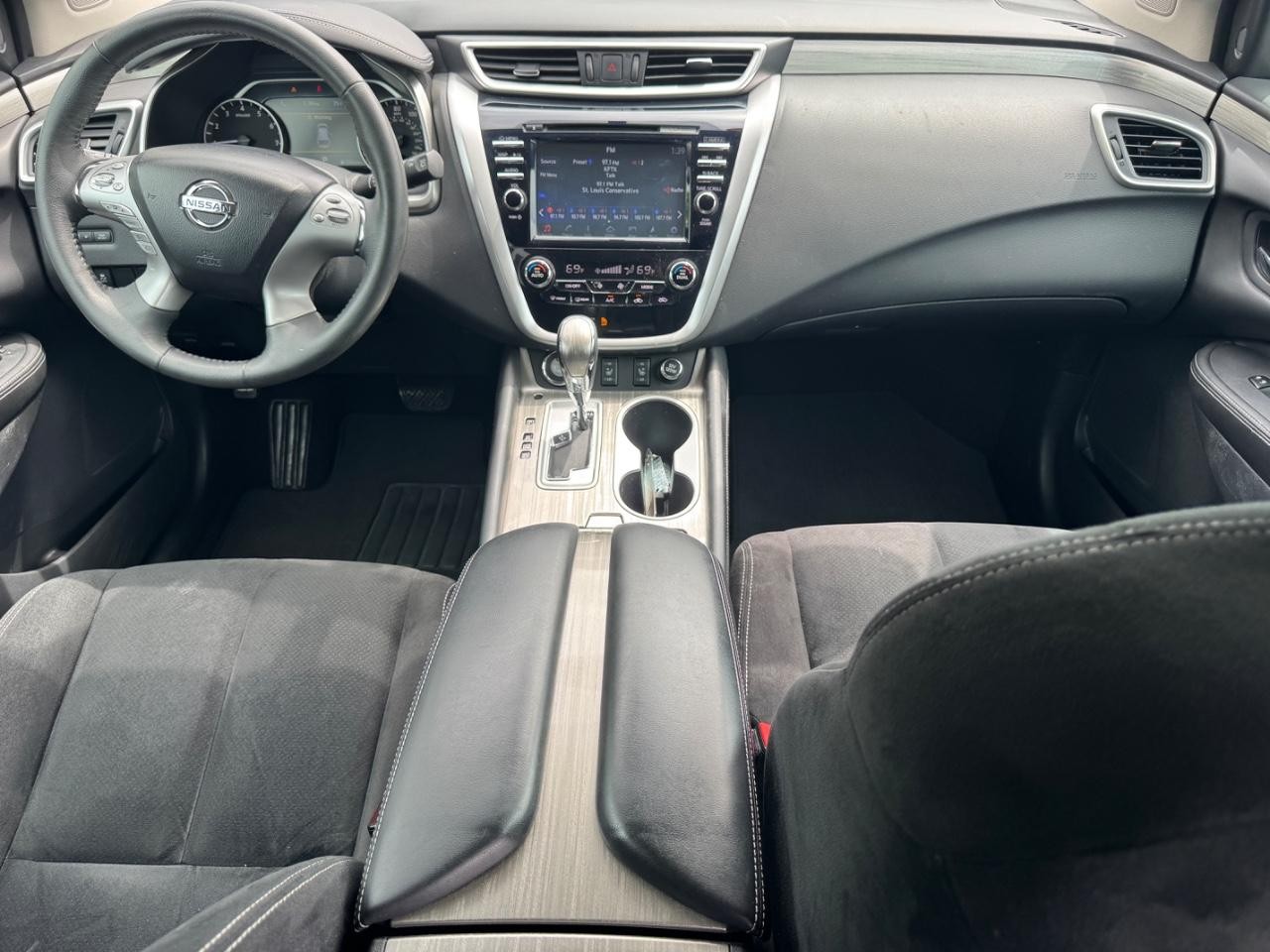 Nissan Murano Vehicle Full-screen Gallery Image 11