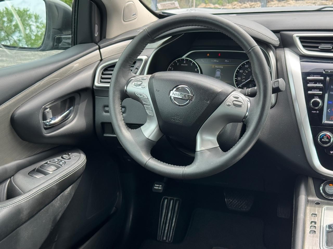 Nissan Murano Vehicle Full-screen Gallery Image 12