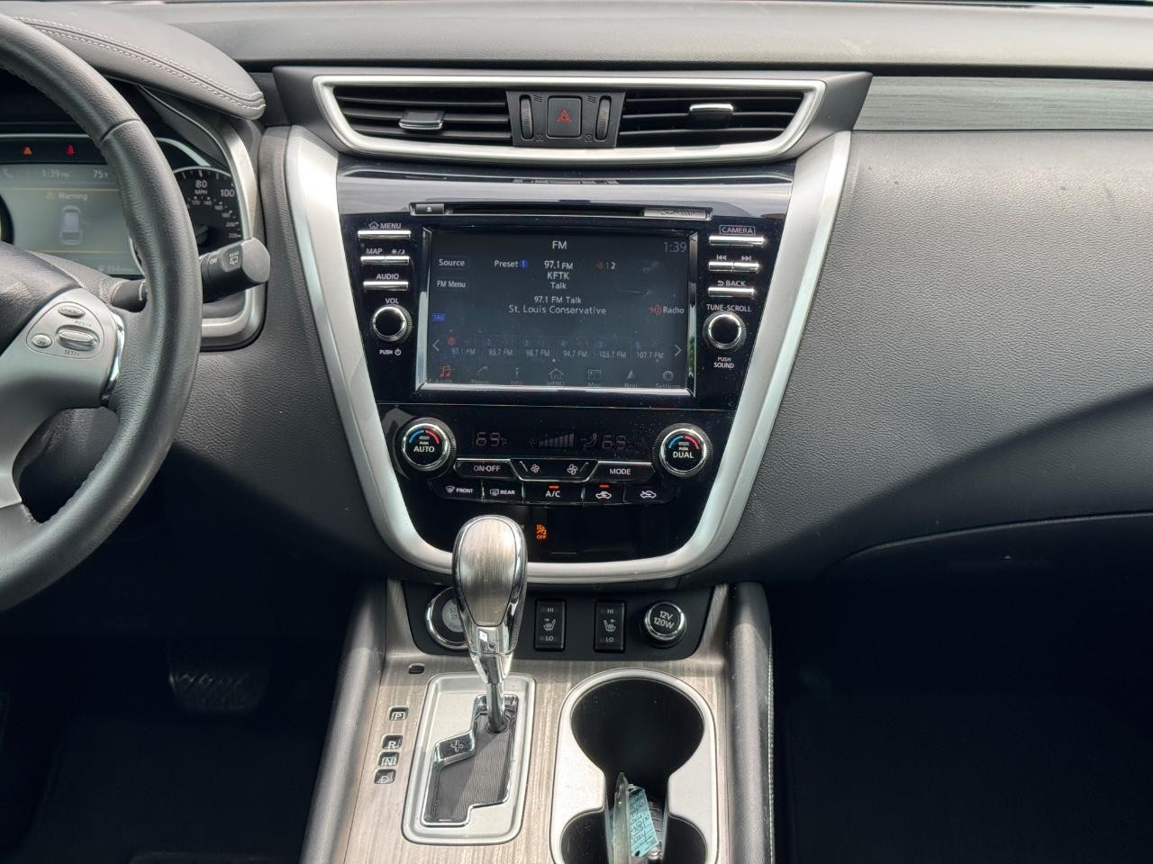 Nissan Murano Vehicle Full-screen Gallery Image 13