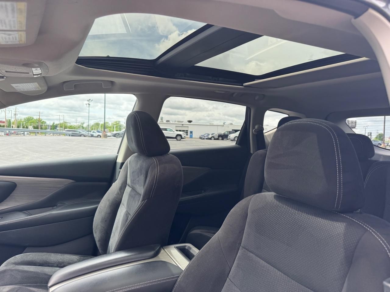 Nissan Murano Vehicle Full-screen Gallery Image 17