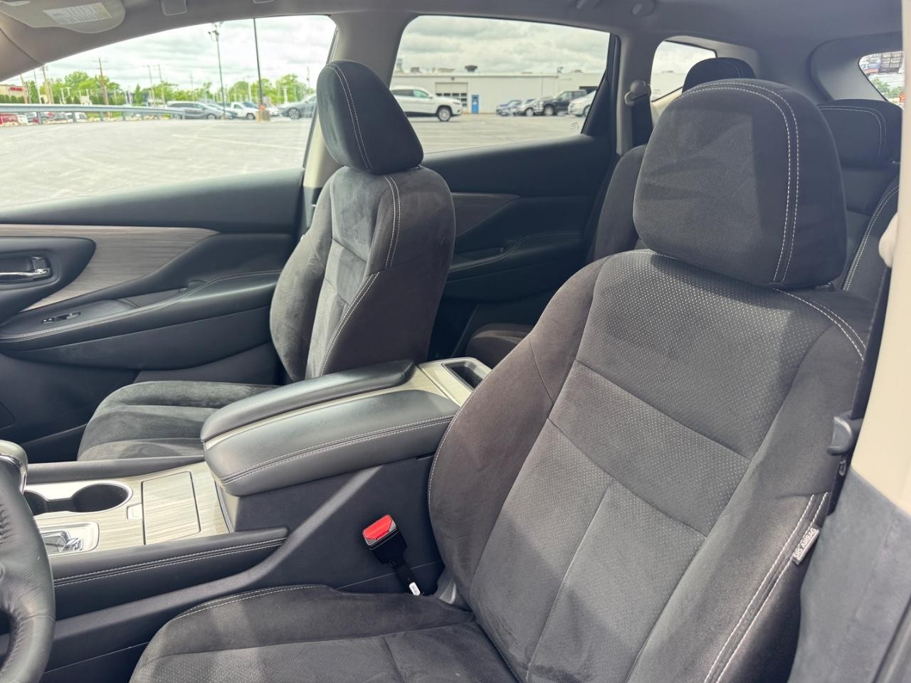 Nissan Murano Vehicle Full-screen Gallery Image 18