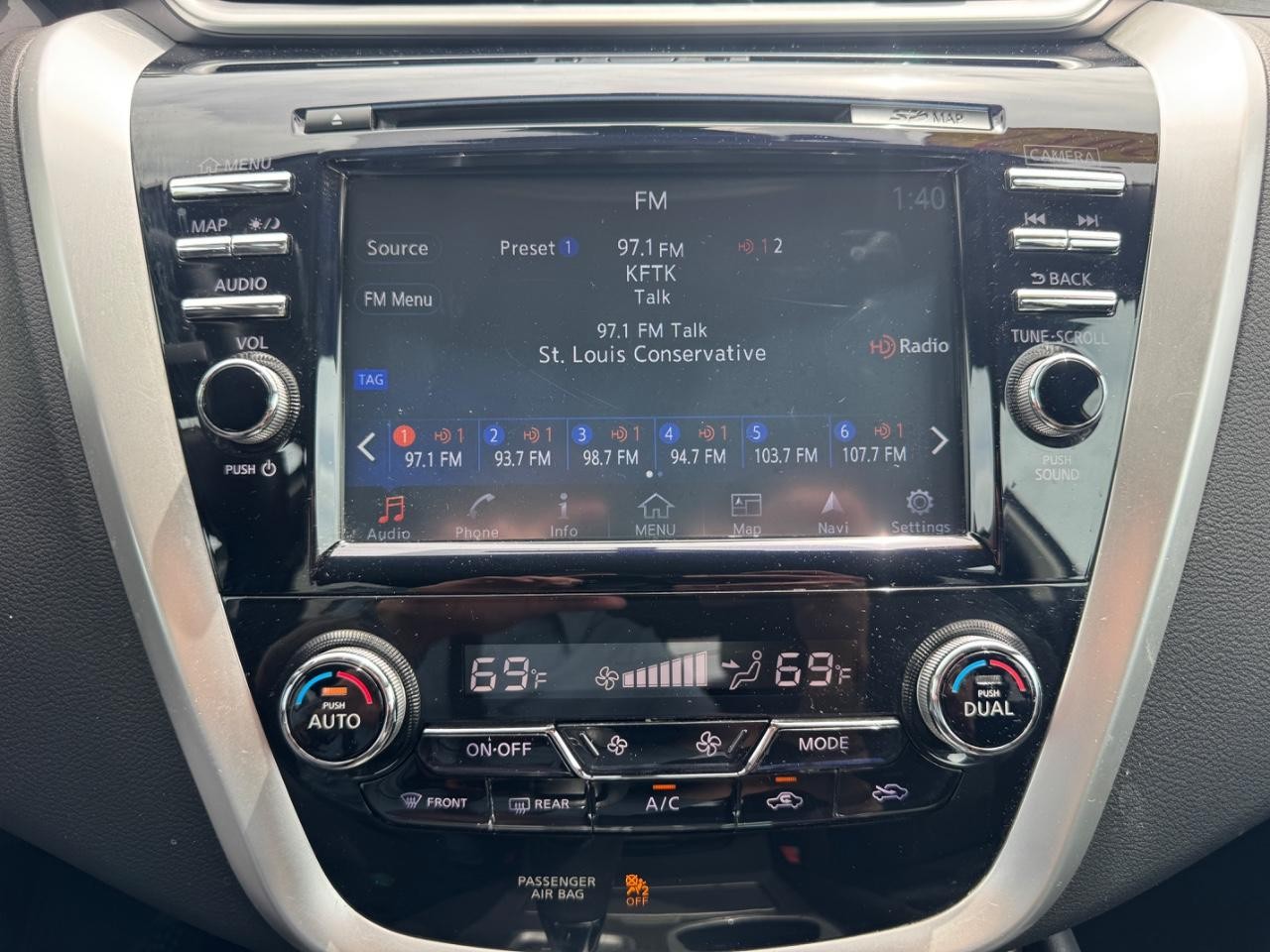 Nissan Murano Vehicle Full-screen Gallery Image 25