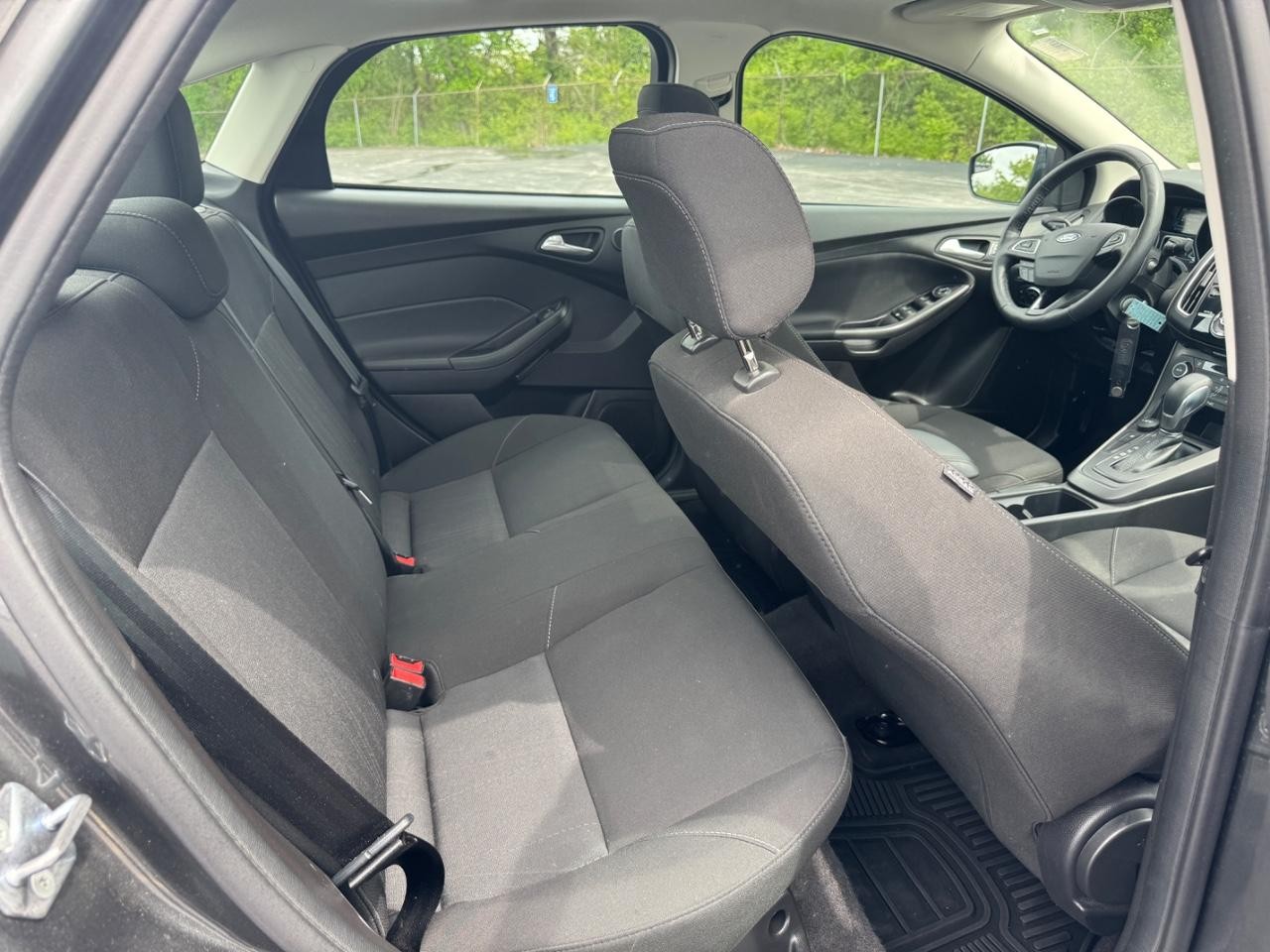 Ford Focus Vehicle Full-screen Gallery Image 11