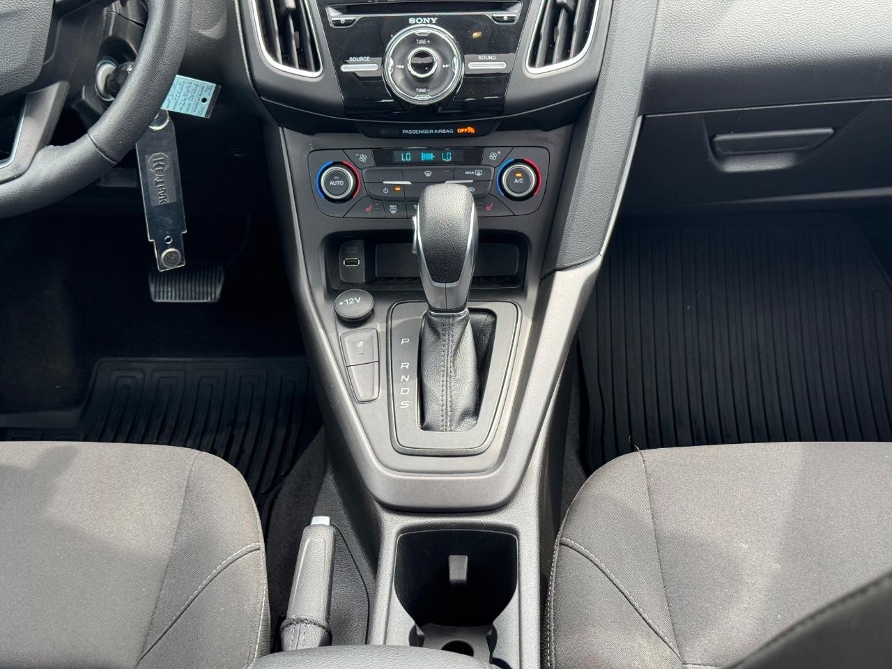 Ford Focus Vehicle Full-screen Gallery Image 15