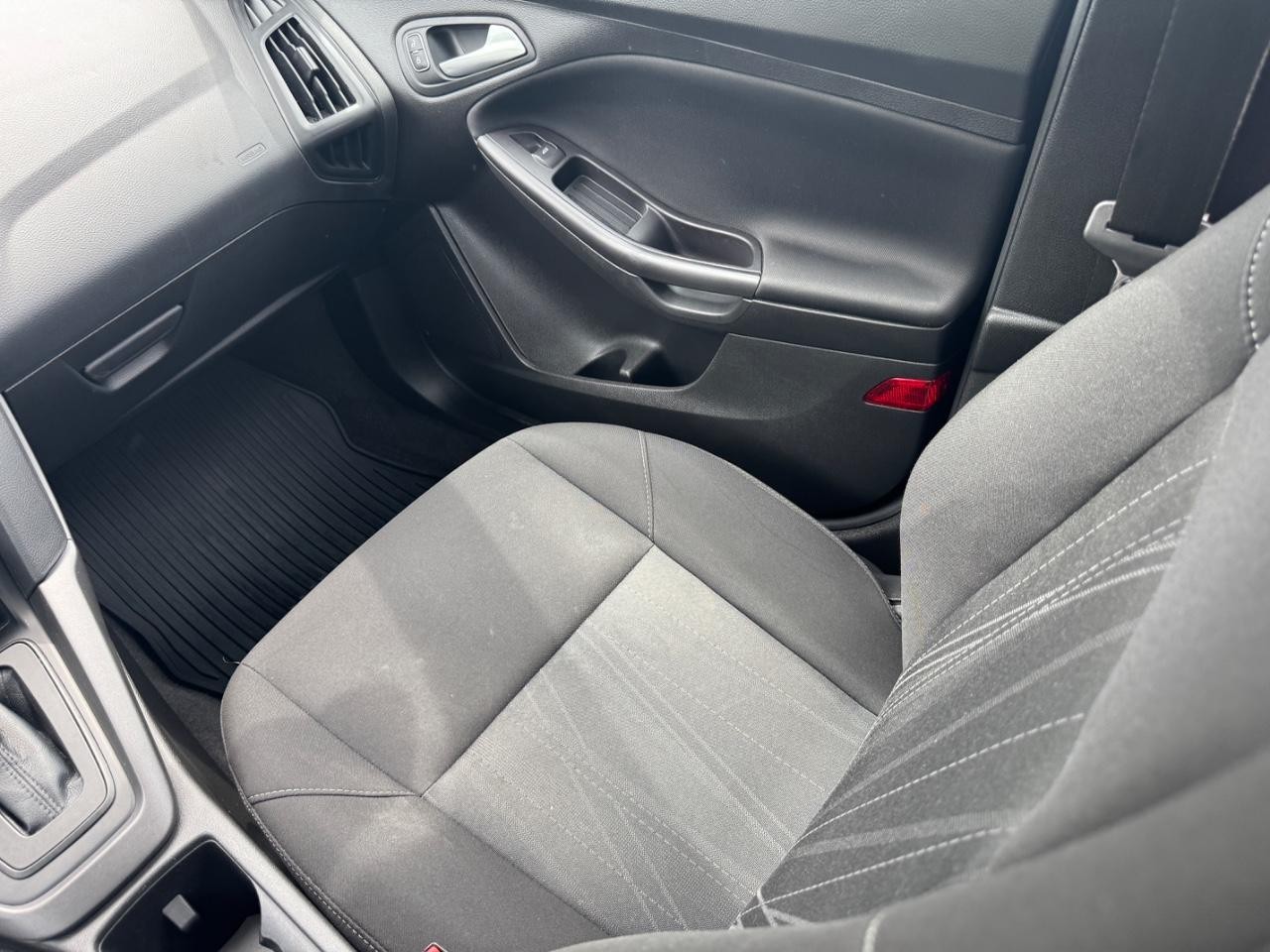 Ford Focus Vehicle Full-screen Gallery Image 16