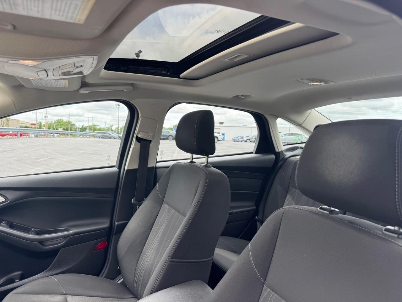 Ford Focus Vehicle Full-screen Gallery Image 18